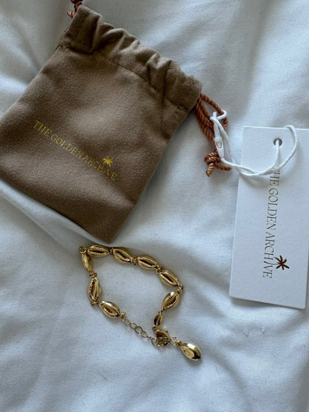 NWT GOLD PLATED COWRIE SHELL BRACELET